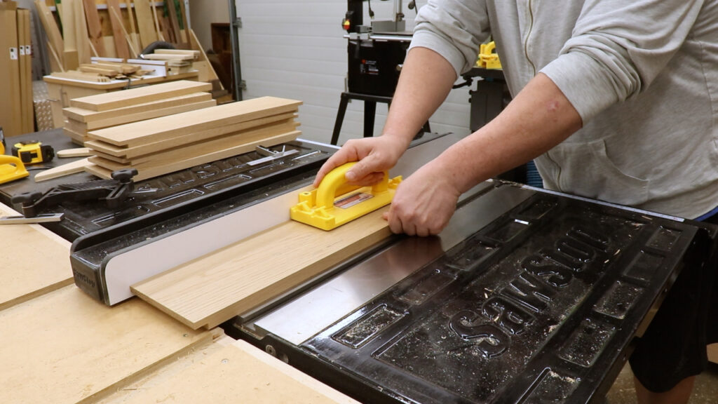 Cutting grooves for the drawer bottoms